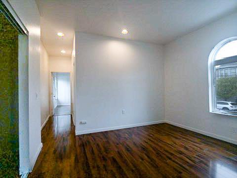 Building Photo - 212 Village Ln