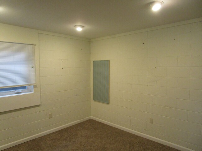 Building Photo - Spacious 2 Story, 2 Bedroom, 2 Bath Home on Corner Lot in Ochoco West Subdivision - Available Ear...