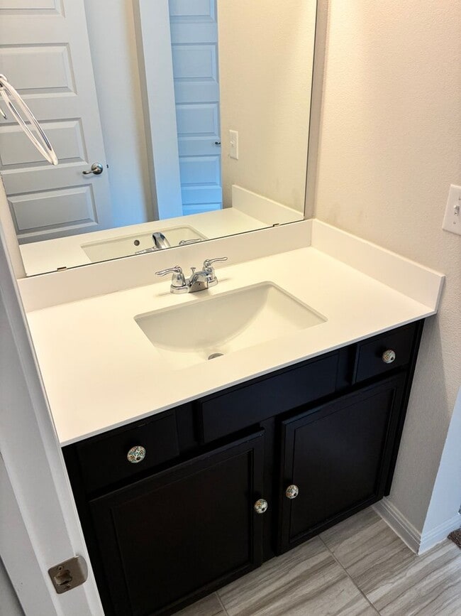 Building Photo - Elegant 6 BR 5 BA Home with Modern Amenities