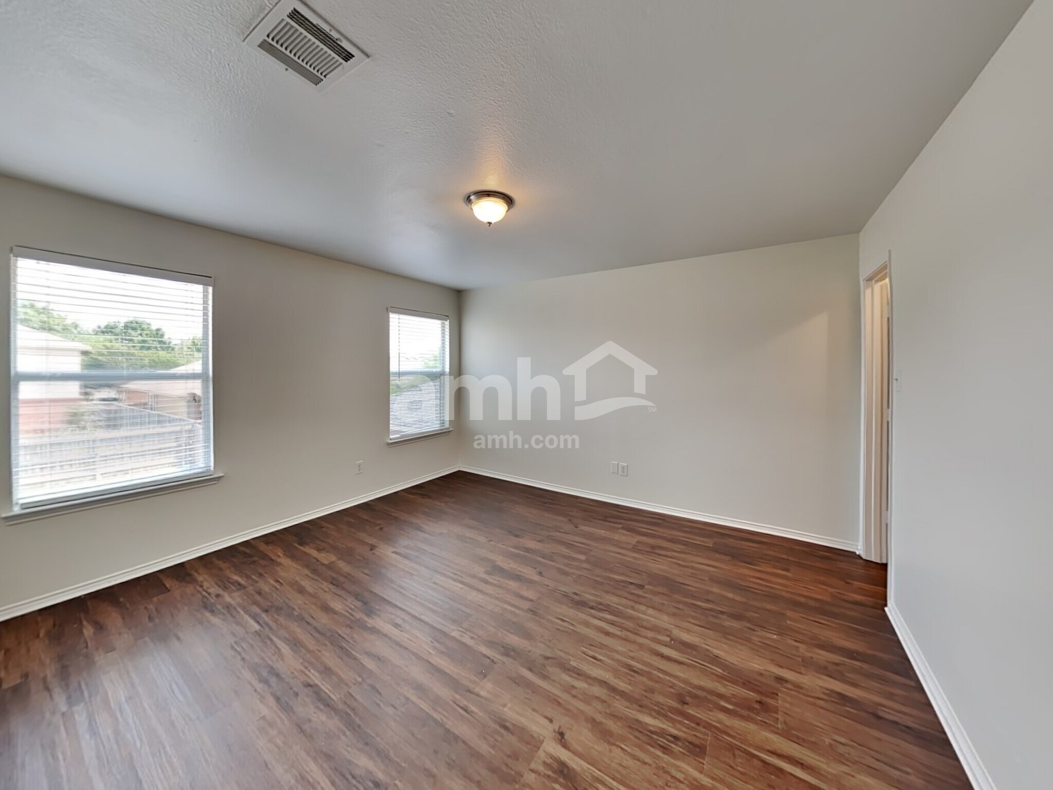 Building Photo - 2014 Kingsbridge Dr