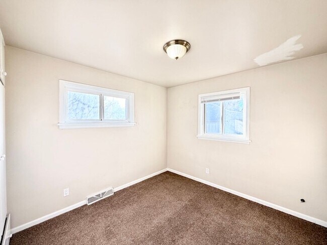 Building Photo - Ideal For Student Housing