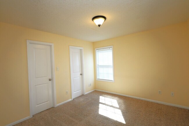 Building Photo - 1801 Chestnut Dr