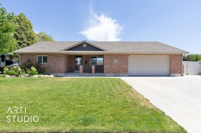 Building Photo - **Stunning 4-Bedroom Home with Modern Amen...