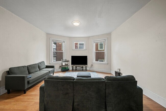 Building Photo - Mission Hill 4 bed...