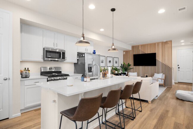 Building Photo - LUX 3BD, 2.5BA Aurora Highlands Townhome w...