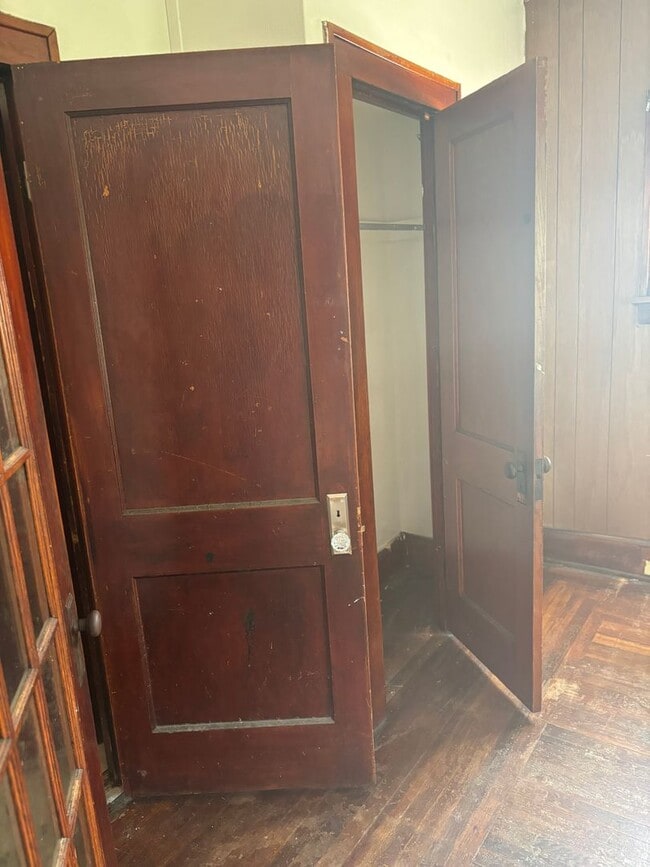 Building Photo - Section 8 Accepted! 5 BR 2 BA