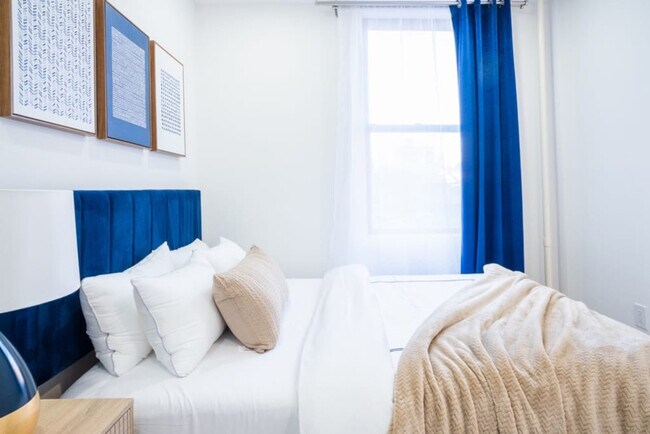 Building Photo - 402 E 11th St