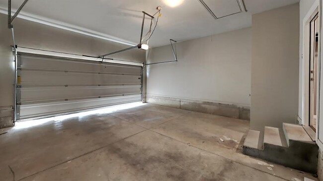 Building Photo - 16008 Mendoza Dr