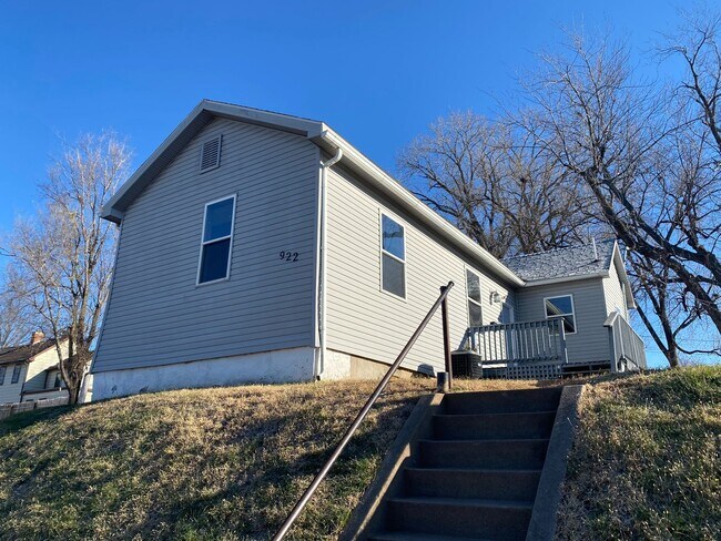 Building Photo - Two bedroom single family house within walking distance of Blessing Hospital.