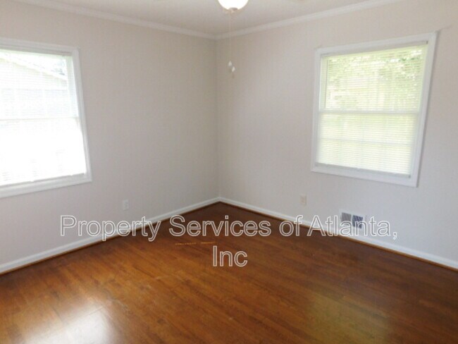 Building Photo - 879 Forest Ridge Dr SE