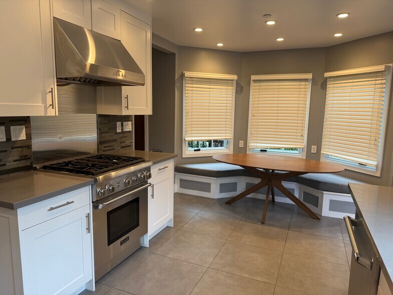 Kitchen eat in - 196 Tunstead Ave