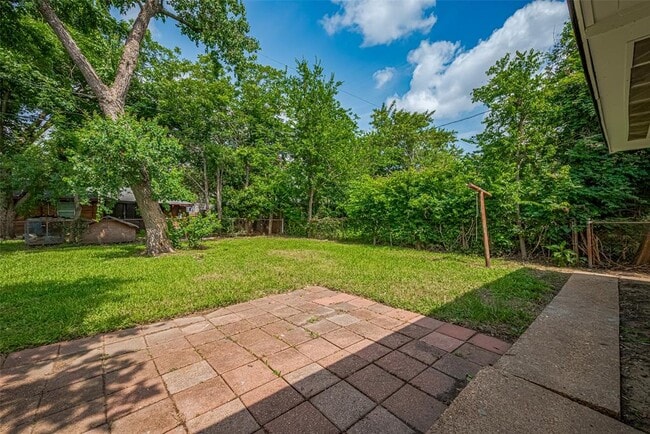 Building Photo - 2112 Walnut Ln