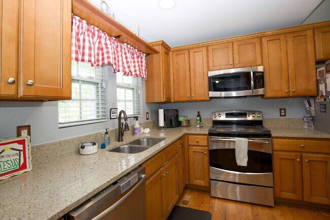 Building Photo - Charming 3 BR/2BA Ranch with fully fenced ...