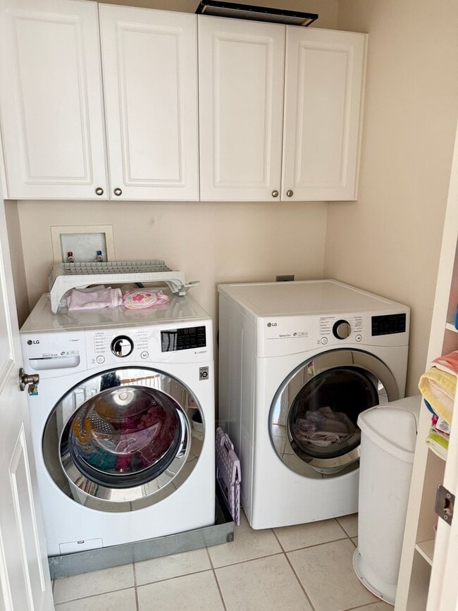 Building Photo - Carillon townhome in Gated Community