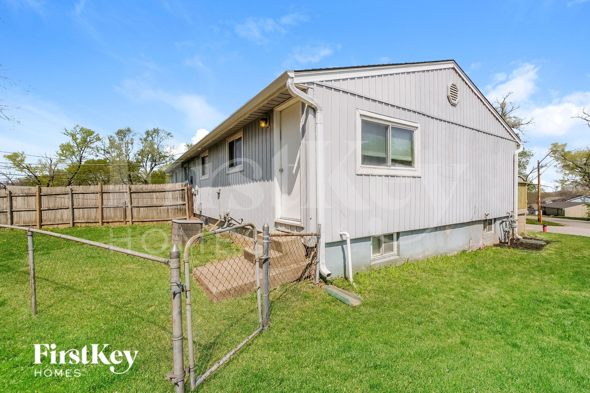 Building Photo - 5042 N Bellaire Ave