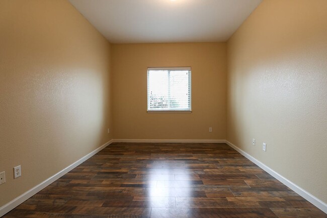 Building Photo - Updated 2 Bedroom Apartment in Windsor