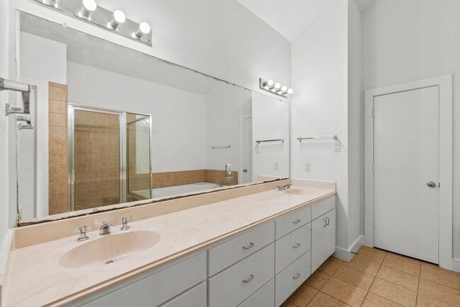 Building Photo - Gated 2BR Townhome Just Minutes from the T...