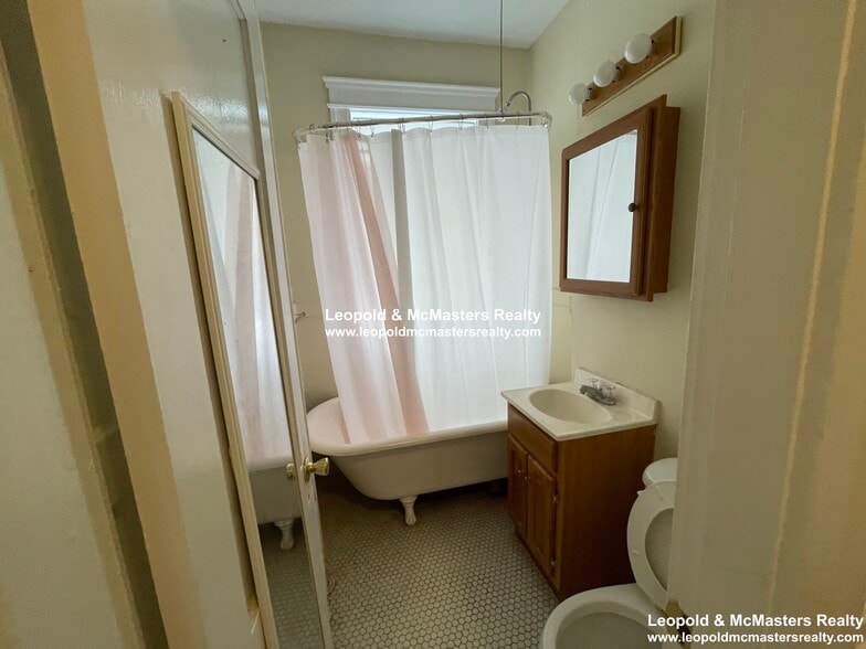 Building Photo - 255 Kelton St
