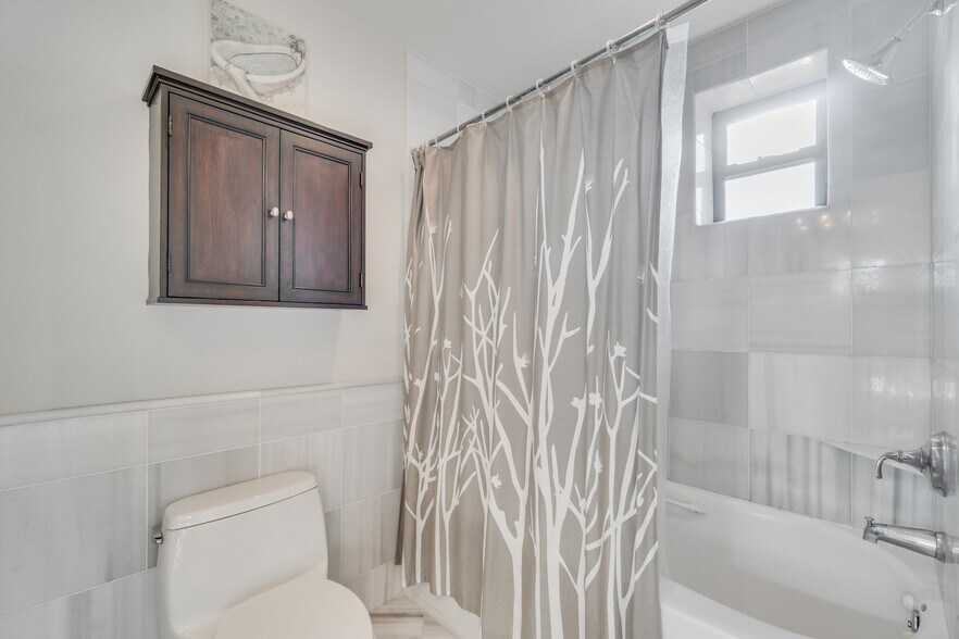 En-suite bathroom with jacuzzi tub - 1354 Euclid St NW