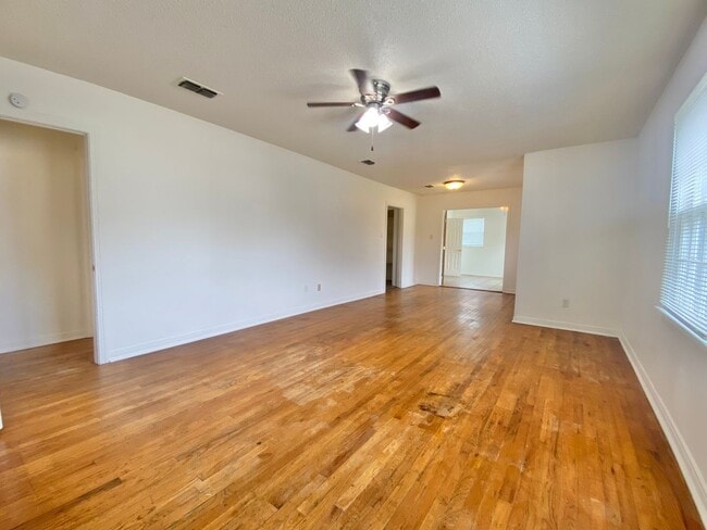 Building Photo - Pre-leasing now - 3 bed /2 bath - available 6/10/2026