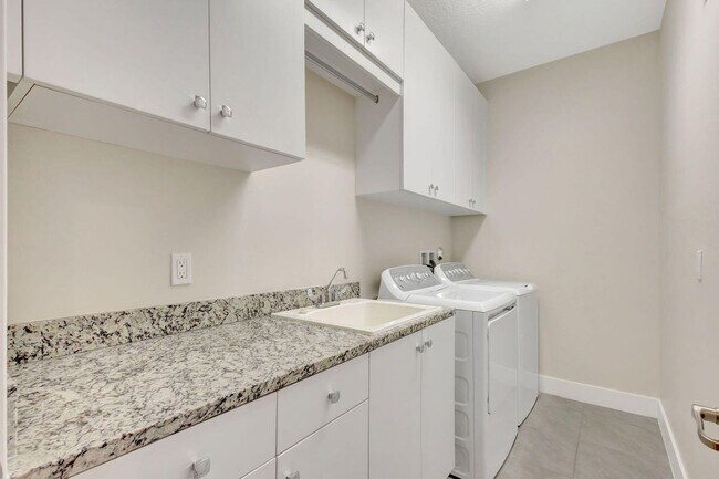 Building Photo - 4924 Pointe Midtown Way