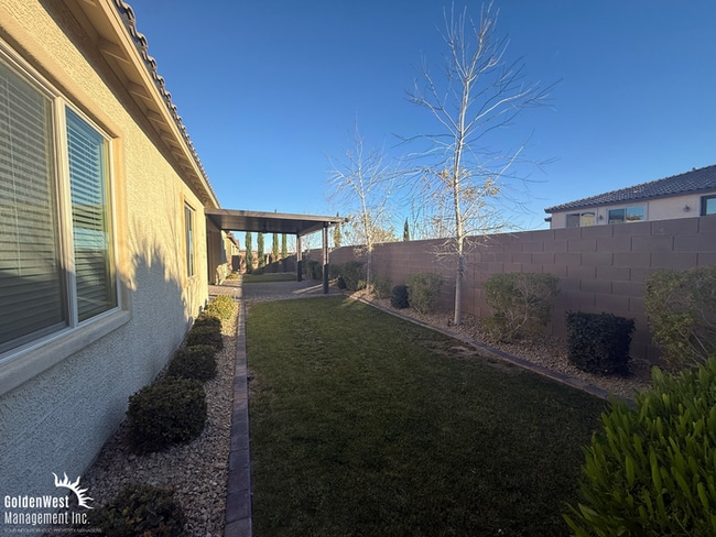 Building Photo - Welcome to this impressive single-story 4Bdm 3.5Ba residence located in a desirable Northwest Las...