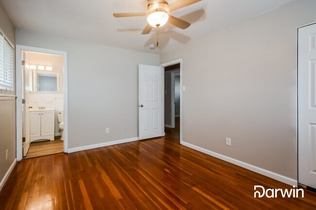 Building Photo - 819 Riderwood Dr