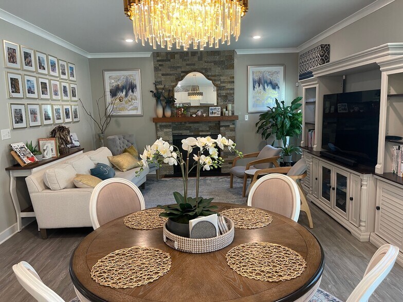 Elegant breakfast area - 3007 Sun Valley Dr