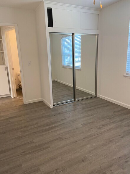 Building Photo - 884 Park Dr