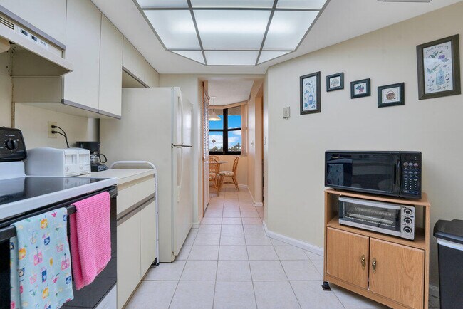 Building Photo - 9550 S Ocean Dr