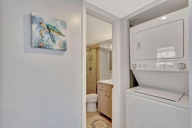 Building Photo - 1060 Lake Shore Dr