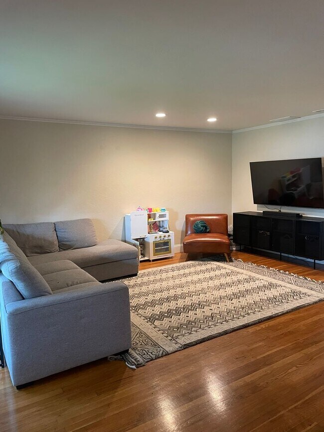 Building Photo - Charming 3 bedroom home in quiet neighborrhood with detached office!