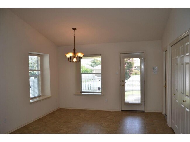 Building Photo - 1511 Legend Oaks Ln