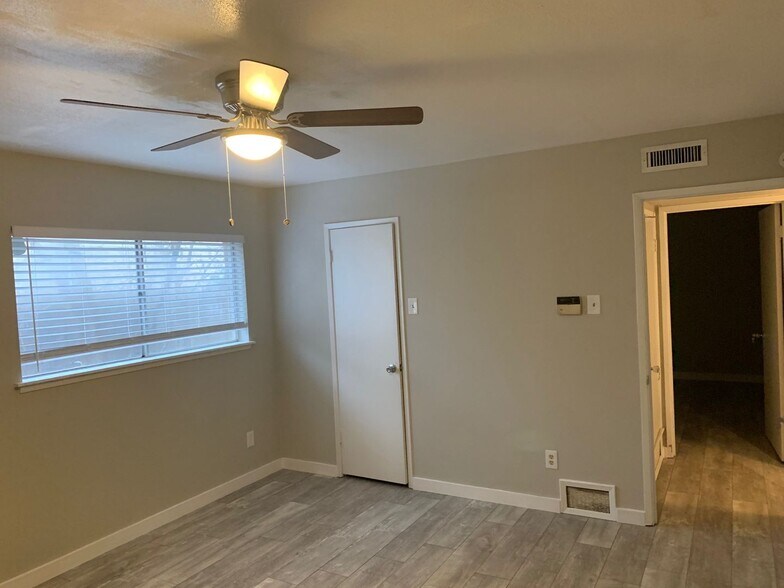 Building Photo - 1335 Carnation Dr
