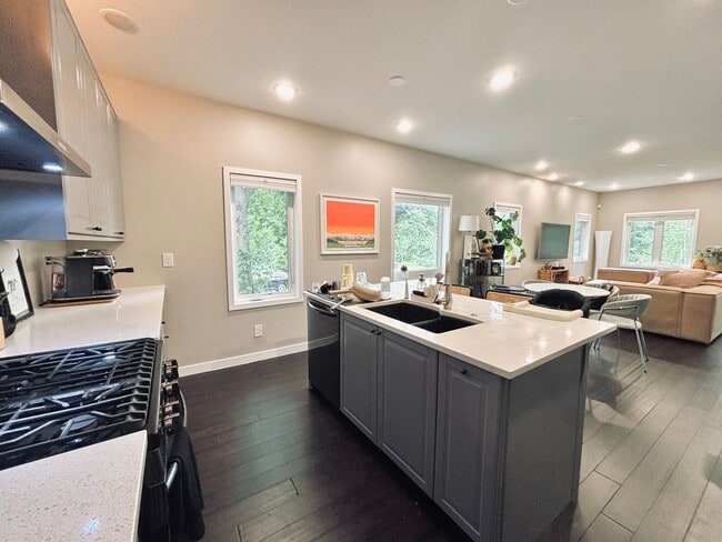 Building Photo - Rare Minnehaha Parkway rental under 5k! Be...