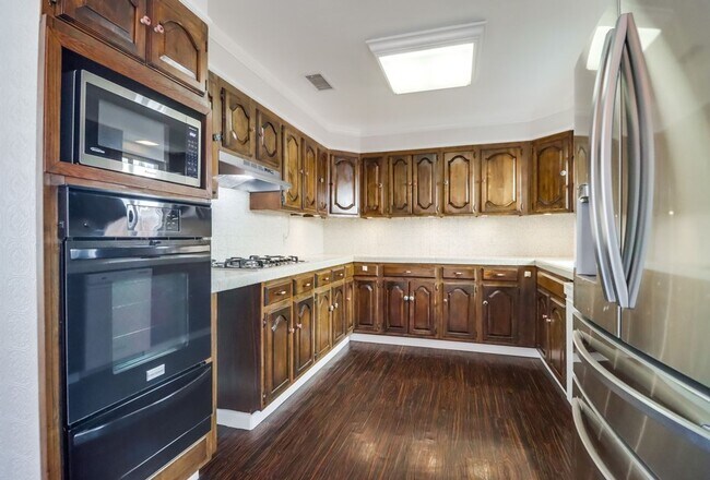 Building Photo - Pristine 4 bedroom, 2 bath, single level h...