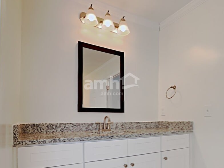 Building Photo - 979 Park Knoll Ct NE