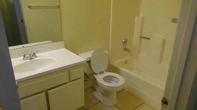 Full Bathroom - 1117 Seabreeze Way