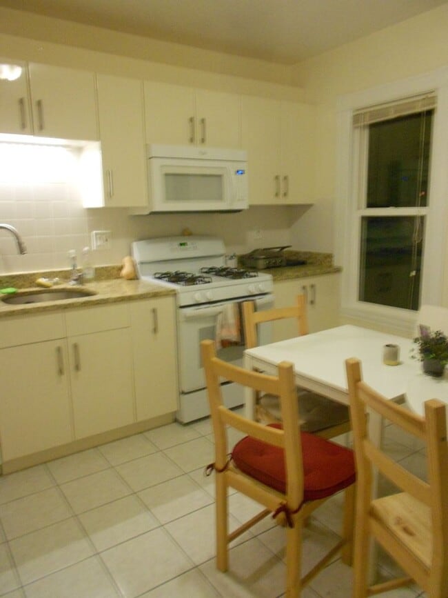 Building Photo - No Brokers Fee, In-Unit Washer and Dryer, Eat-in Kitchen, Parking for Rent