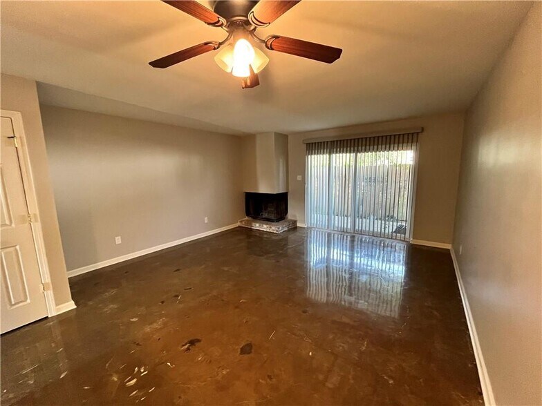 Building Photo - 382 Fairway Dr