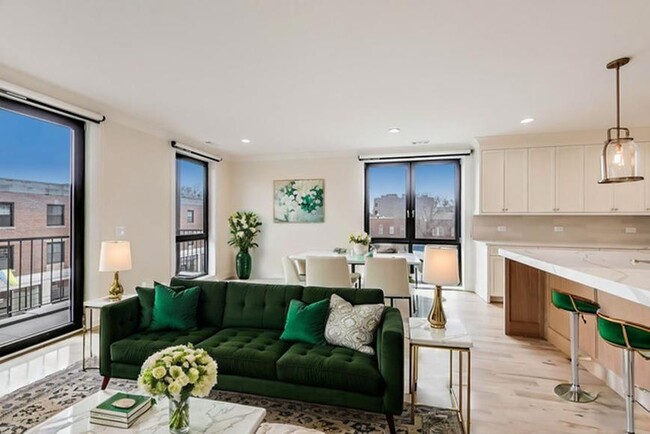 Building Photo - 3 bedroom in Chicago IL 60625