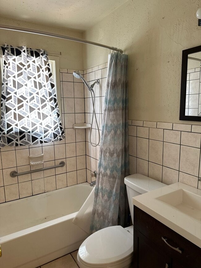 Building Photo - 3 BEDROOM, 1 BATH, DOUBLE DRIVE PARKING