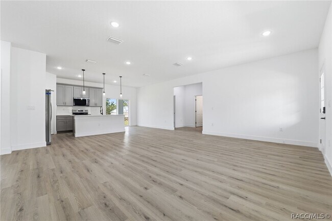 Building Photo - 2275 W Linden Dr