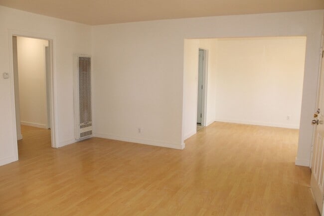 Building Photo - Ready for Move In! Three Bedroom, 1 1/2 Bathroom House with 2 Garages and Side Yard Access in Pit...