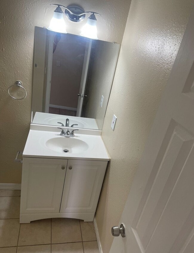 Building Photo - Beautiful 4 Bedroom 2 Bathroom house ( Smo...