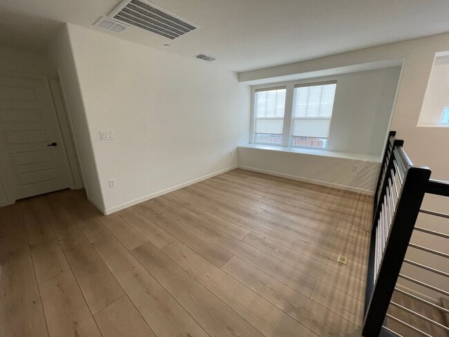 Building Photo - Beautiful new home with open floor plan av...