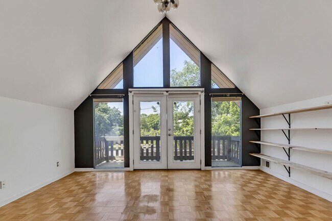 Building Photo - Available now! 3 BR/3BA Madson riverfront ...