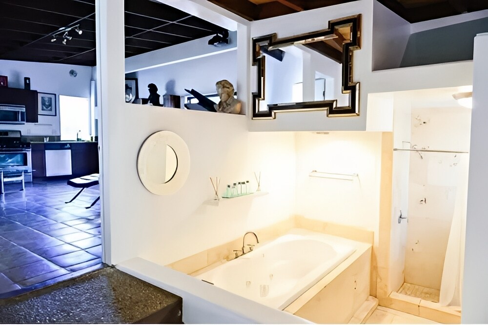 bathroom 8 ft jacuzzi tub - 2366 Nichols Canyon Rd