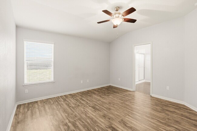 Building Photo - 4 Bed, No Carpet Home in Kyle, Available for Immediate Move-In