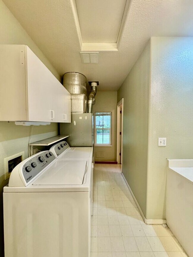 Building Photo - Spacious 3 Bed + Office | 3 Bath | 3-Car G...